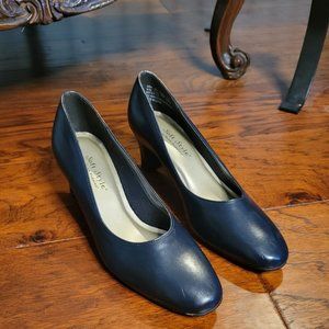 Soft Style Karavan II Navy Pumps (Size 9.5 M)